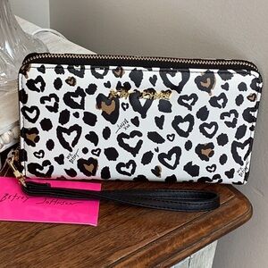 Betsey Johnson white Leopard Heart Print zip around Wallet or wristlet. ❗️NEW❗️